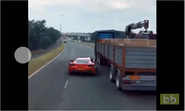 Une Ferrari utilise une technique insolite pour semer une voiture de police