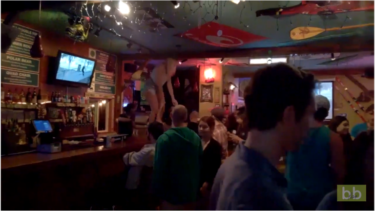 Une femme danse complètement bourré sur le bar… Mauvaise idée !