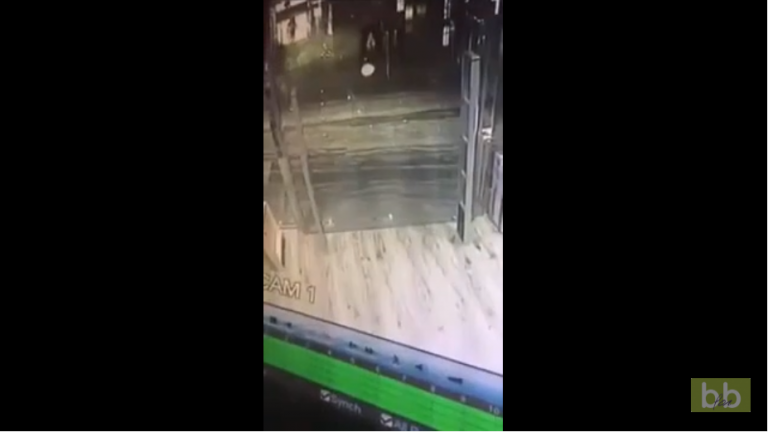 Une femme fonce droit sur une vitrine