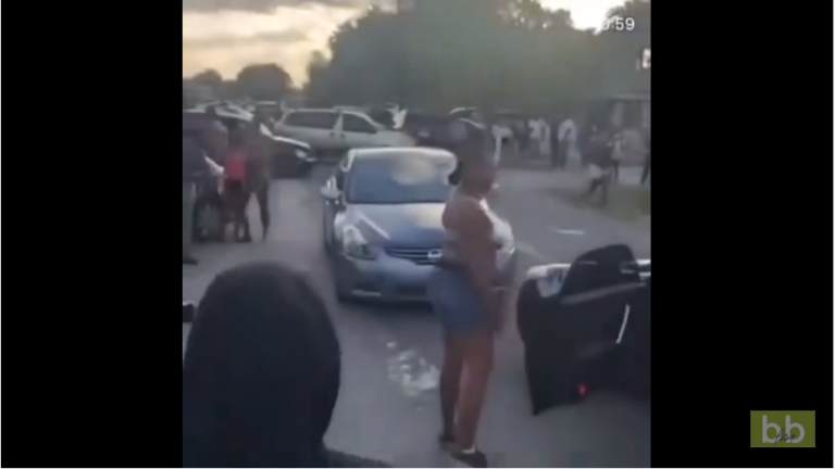 Une femme met des coups de pied sur une voiture et c&rsquo;est-une mauvaise idée !