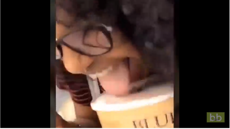 Une fille recherchée par la police pour avoir léché une glace et l’avoir remise en rayon