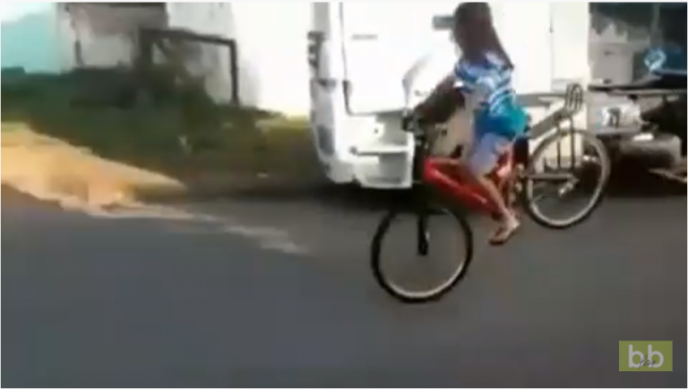 Une fille à vélo fait une roue et c&rsquo;était presque parfait !!