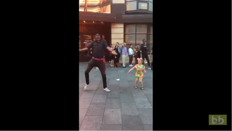 Une fillette rejoint un danseur de rue dans un duo endiablé !