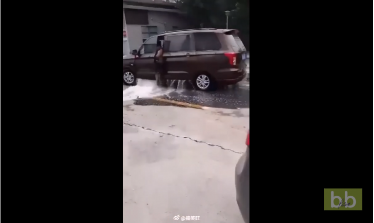 Curieux ?!? Cet automobiliste a sa voiture remplie d’eau