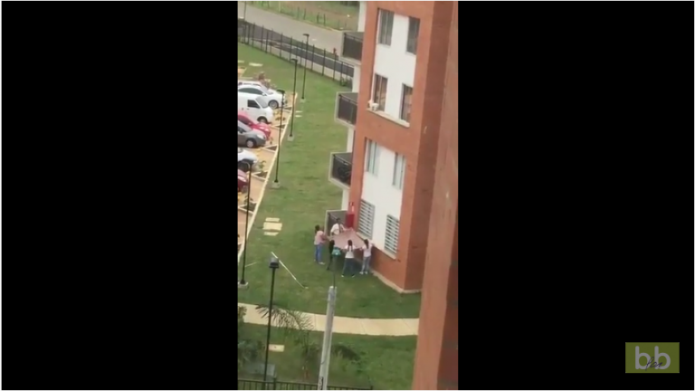 Des personnes tentent de sauver un chien coincé sur le rebord d’une fenêtre du 2e étage
