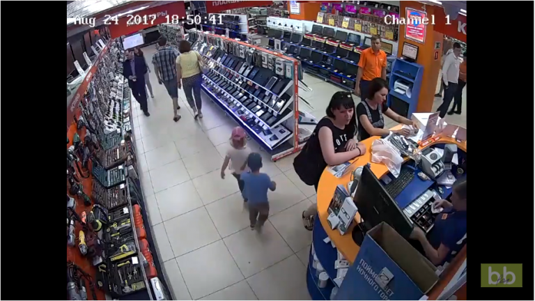 Deux enfants tentent de voler un iPad relié à un câble de sécurité sous les yeux du vendeur