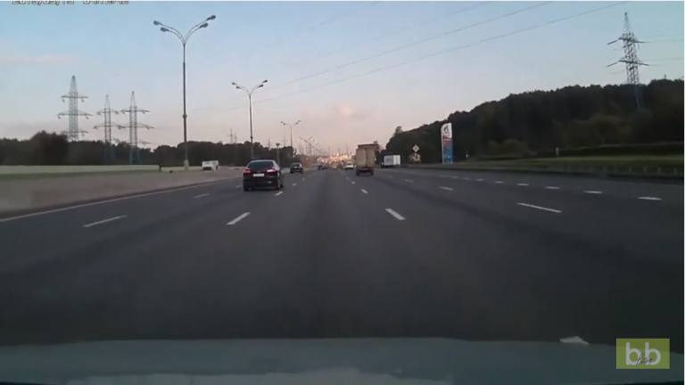 Il roule comme un malade dans le trafic et ça se termine très très mal