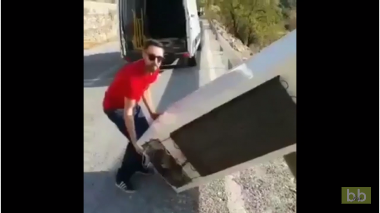 Un Espagnol se filme jetant un frigo dans la nature