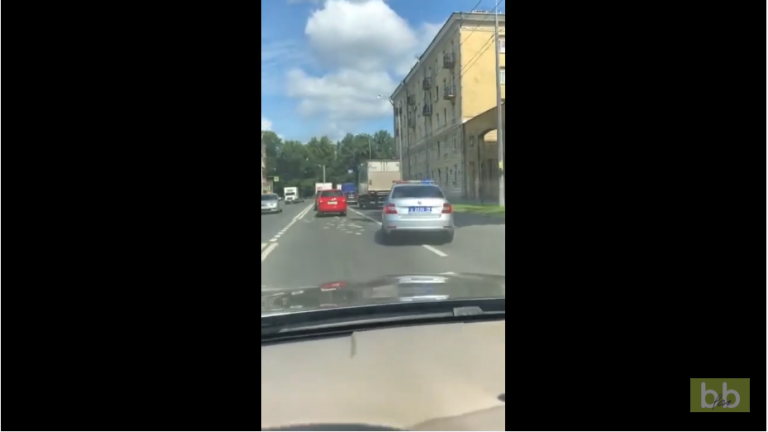 Un policier fait une boulette en voulant arrêter un conducteur