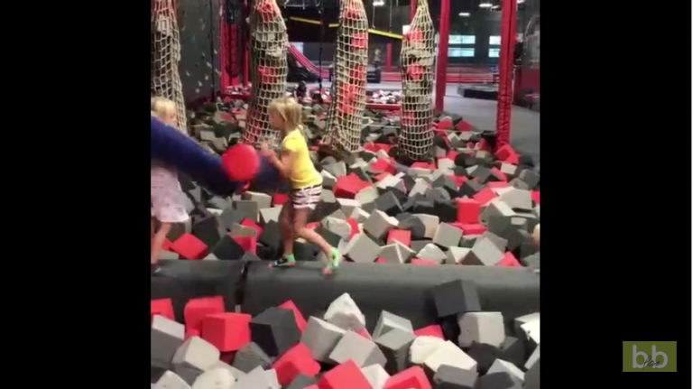 Une fillette est sans pitié avec les autres enfants dans une aire de jeux