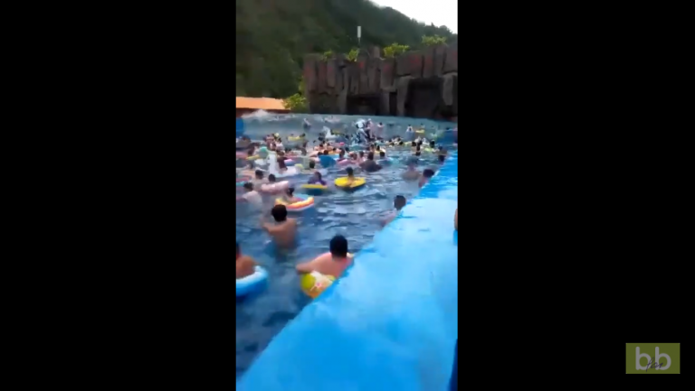Une piscine à vagues produit un « tsunami »