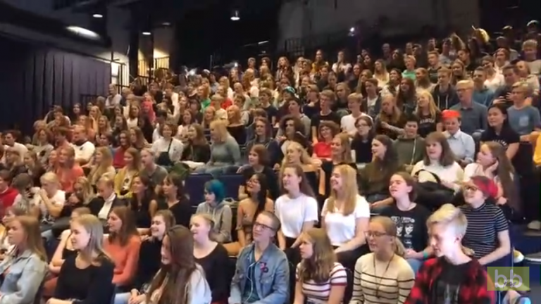 Toute une classe chantent « Bohemian Rhapsody » avec leur professeur