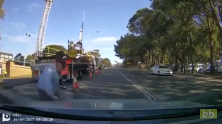Ce papy tente une arnaque à l’assurance en traversant la route !