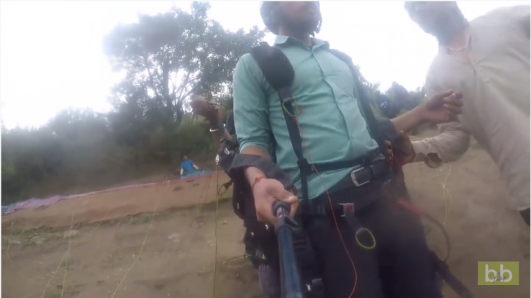 Cet homme souffrant du vertige se lance le défi de faire du parapente