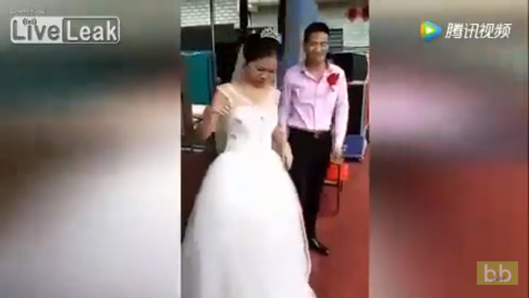 Cette jeune mariée refuse d’embrasser son mari…