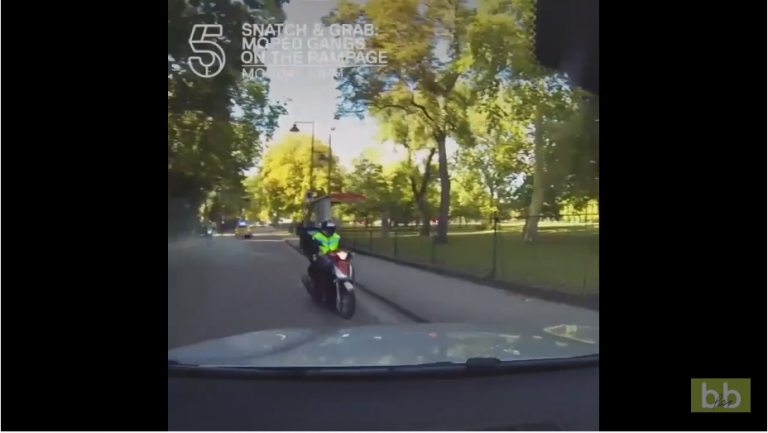 Des policiers londoniens foncent sur un homme à scooter