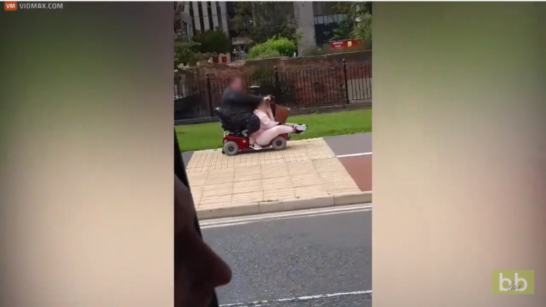 Deux femmes « légèrement » obèse se promènent tranquillement sur un petit scooter