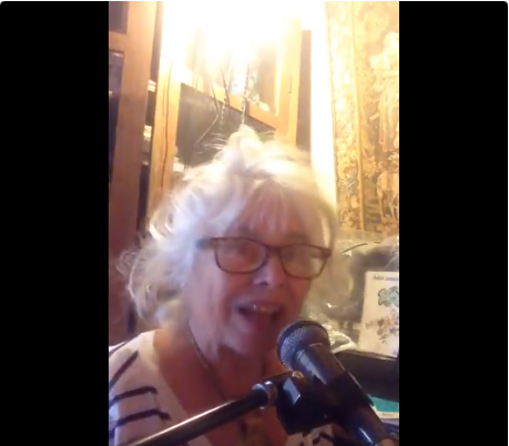 Une grand-mère chante le fait qu’elle déshérite son mari parce qu’il fait trop de muscu !
