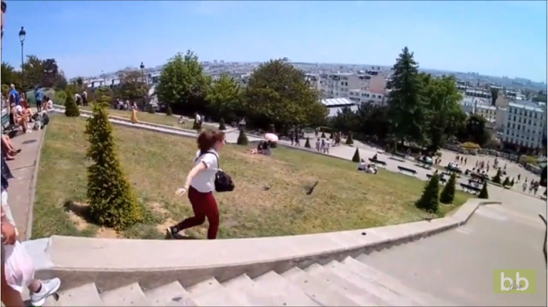 Elle pose son téléphone au pire endroit à Montmartre… Bye bye, le téléphone !