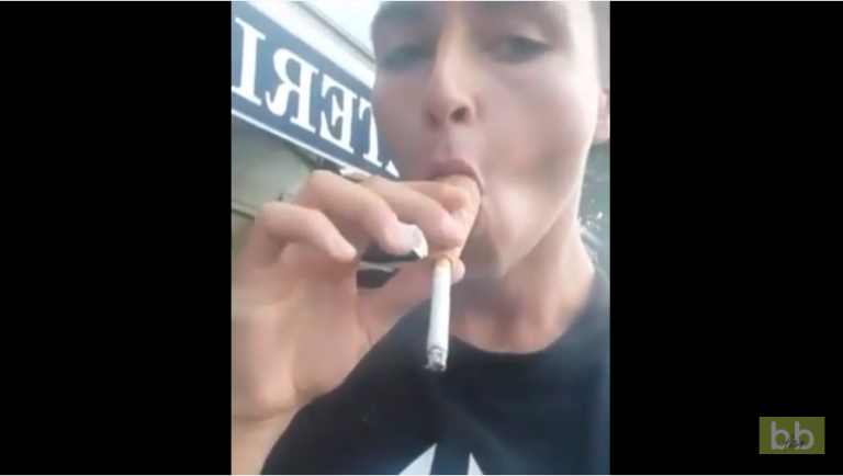 Fumer une cigarette avec un cornet de glace, une idée de génie !