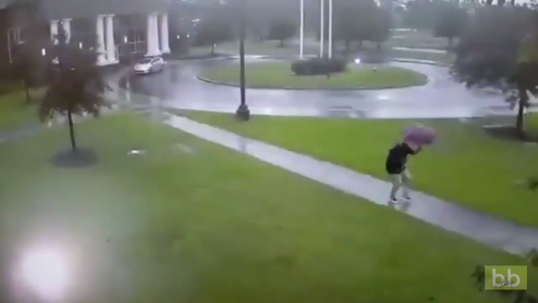 Il ne faut pas marcher sous un parapluie quand il y a de l’orage