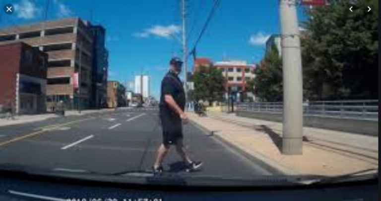 Instant Karma, quand un piéton traverse hors d’un passage clouté