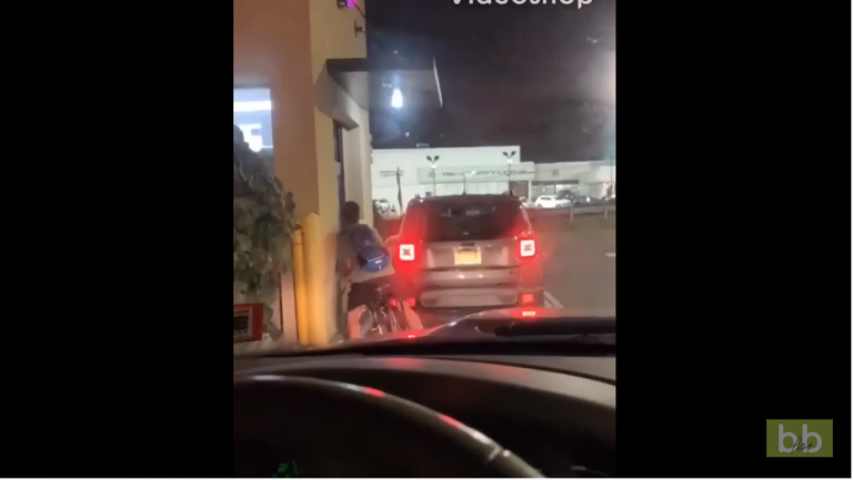 Ivre, ce cycliste veut absolument acheter un tacos !