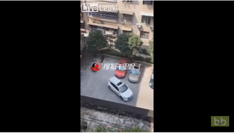 Quand un conducteur n’arrive pas à garer sa voiture sur le parking !
