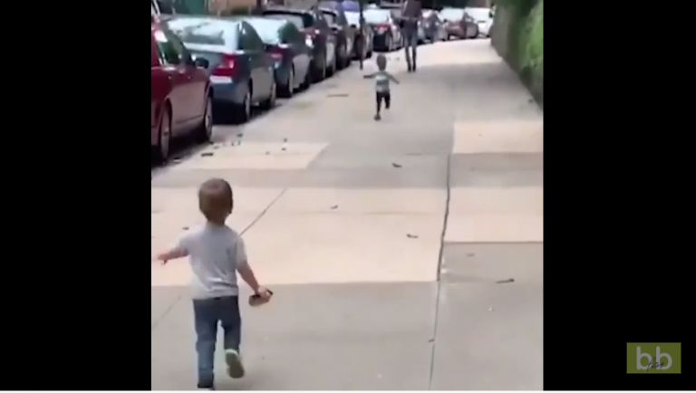 Quand un enfant croise son meilleur copain dans la rue