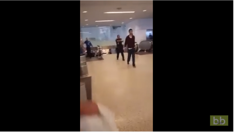 Quand un homme refuse de se faire contrôler dans un aéroport…