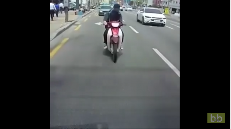 Quand un livreur en scooter regarde son téléphone au lieu de conduire