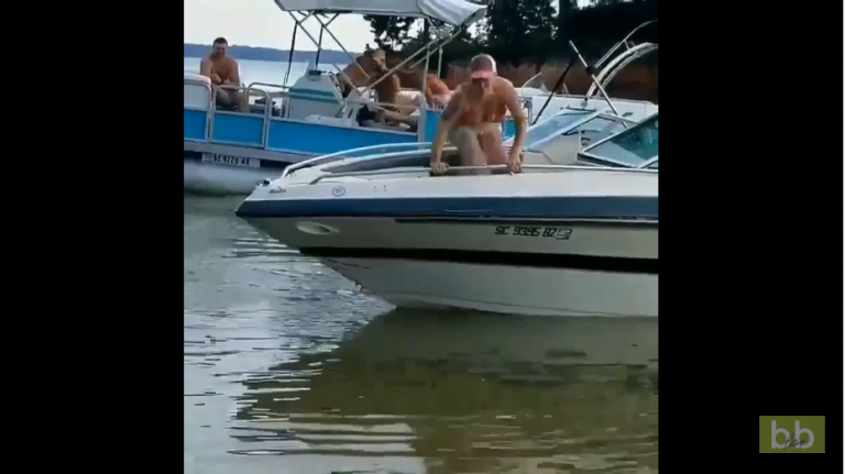 Quand une femme veut aller à l’eau en passant par l’avant de son bateau