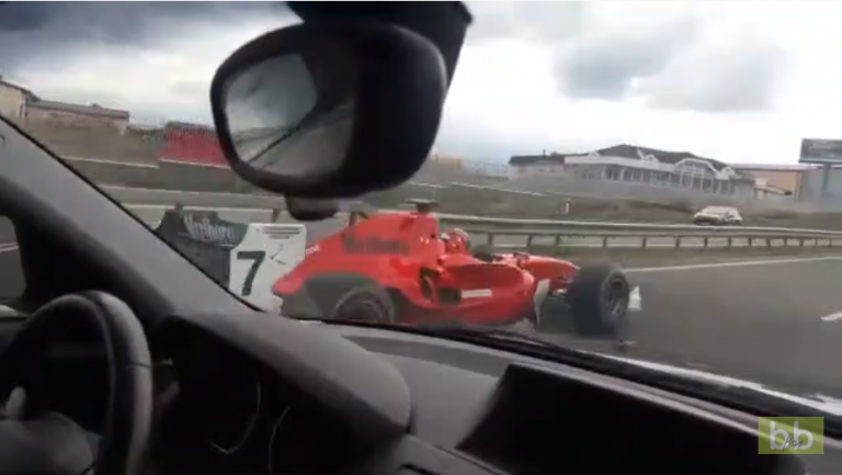 Un automobiliste se fait doubler par une Formule 1 sur l’autoroute