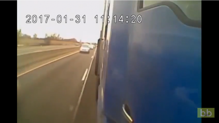 Un automobiliste se retrouve pris en sandwich entre deux camions sur l’autoroute…