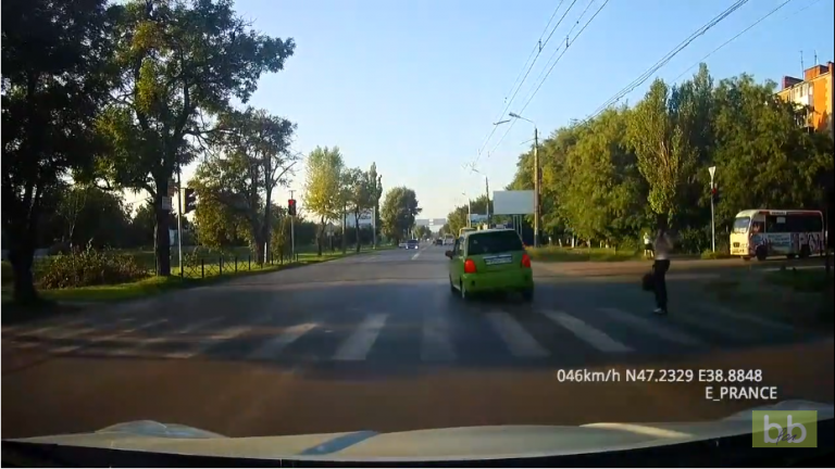 Un conducteur évite de peu un piéton mais perd le contrôle de sa voiture