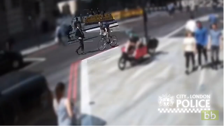 Un cycliste grille un feu rouge et va mettre un coup de tête à un piéton !