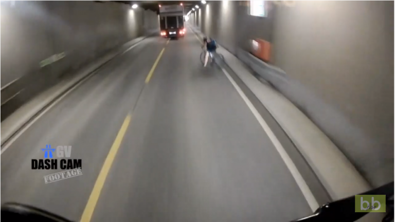 Un cycliste tout près de sa faire écraser par un camion dans un tunnel en Norvège