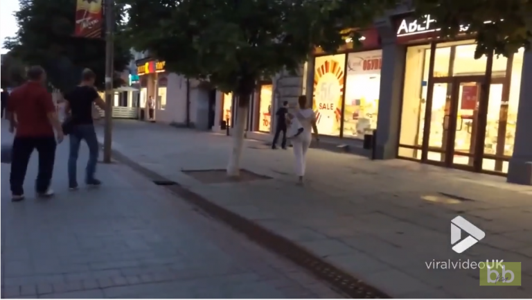 Un fou détruit la vitrine d’un magasin à coups de pieds en Russie !