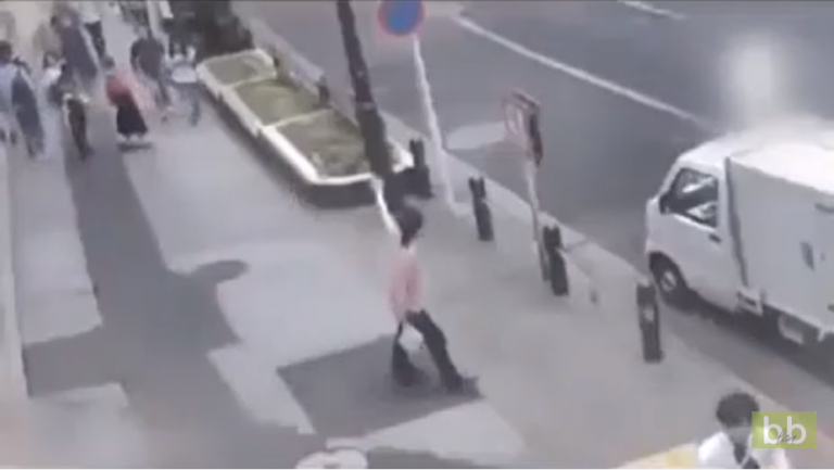 Un homme donne l’impression de se téléporter