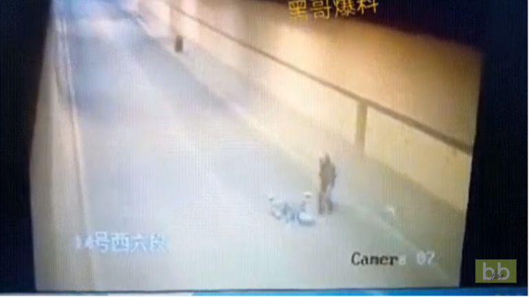 Un homme à scooter se fait percuter deux fois de suite par la même roue
