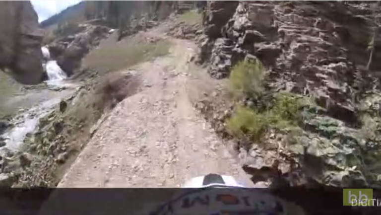 Un motard chute d’une falaise dans une rivière