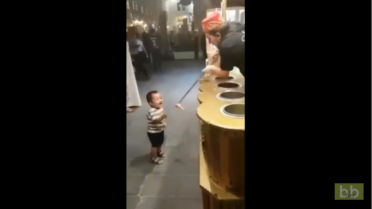 Un vendeur de glaces s’amuse à rendre dingue un enfant