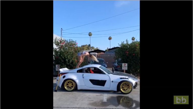 Une blonde tente un backflip sur le toit dune voiture de sport