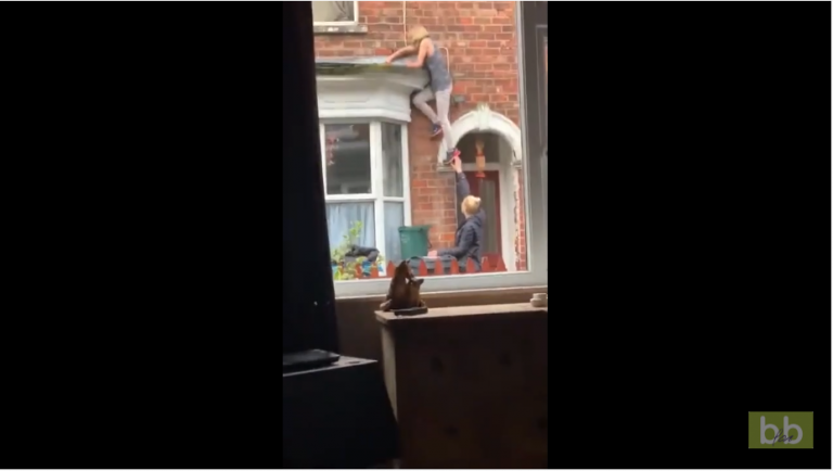 Une femme vient aider sa voisine bloquée sur la façade de sa maison… Mauvaise idée !