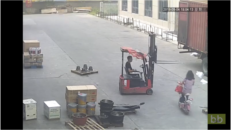 Une femme à scooter ne voit pas les fourches d’un chariot élévateur et fonce direct dedans