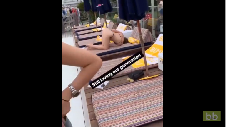 Une fille prend un selfie dans une position très très très bizarre