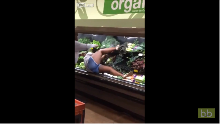 Une folle se couche dans les légumes au supermarché et se frotte avec une salade !