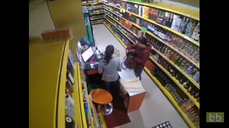 Une vendeuse et une cliente sont surprises par un tremblement de terre