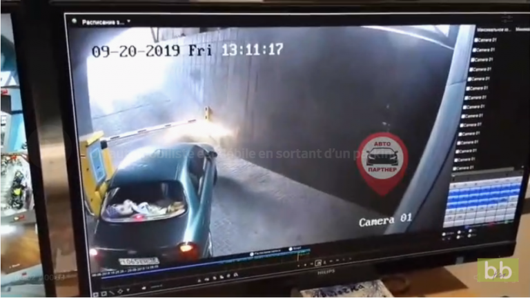 Un automobiliste est débile en sortant d’un parking