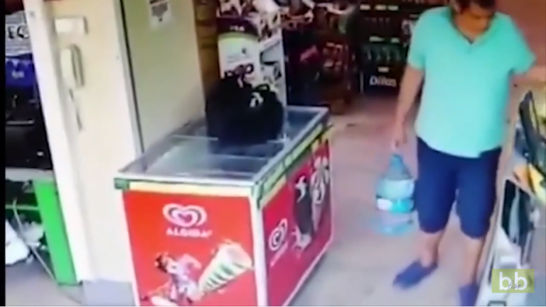 Un homme fait sa grosse commission dans un magasin et essaye de cacher les preuves